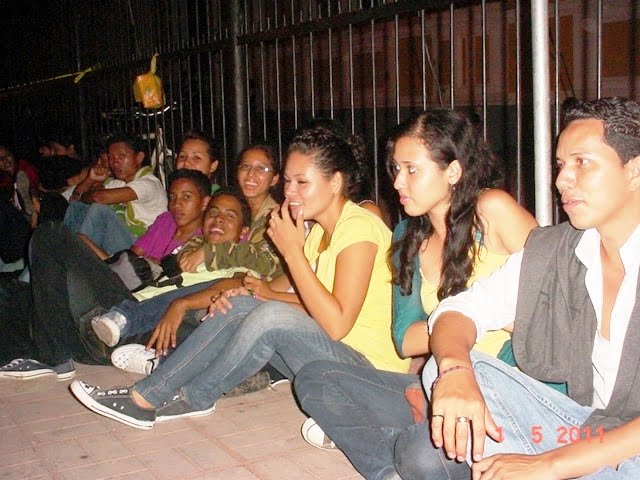 Estos muchachos se acomodaron detras de la tarima pegados a las verjas de Catedral